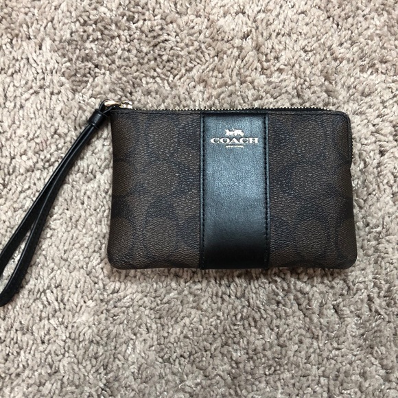 Coach Handbags - 🔥Authentic Coach Signature Wristlet🔥